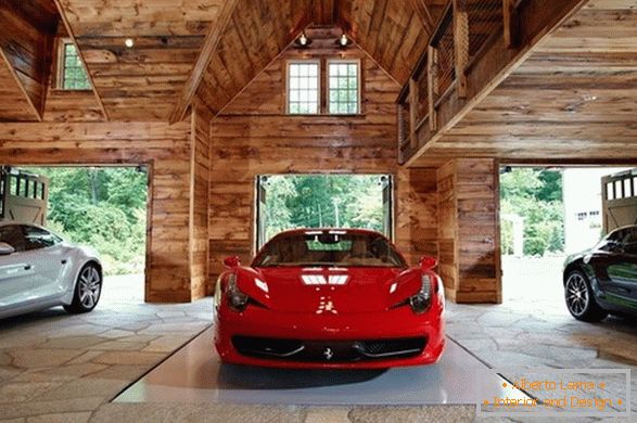 Luksusowe samochody w drewnianym garażu