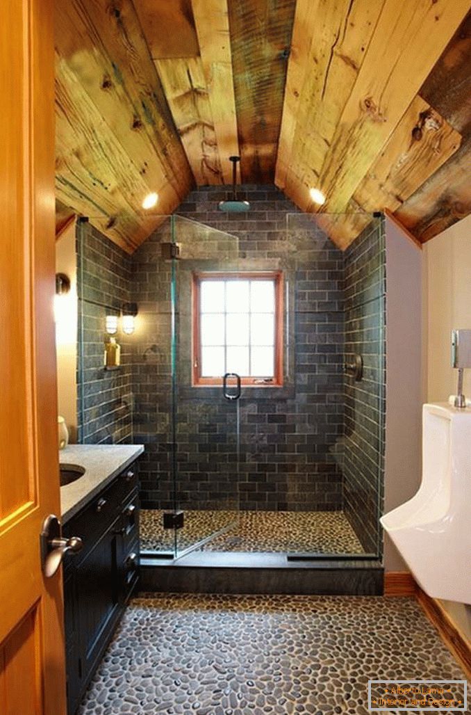 Łazienka wykończona drewnem i kamieniem