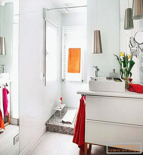 Jasna łazienka małego apartamentu w Hiszpanii