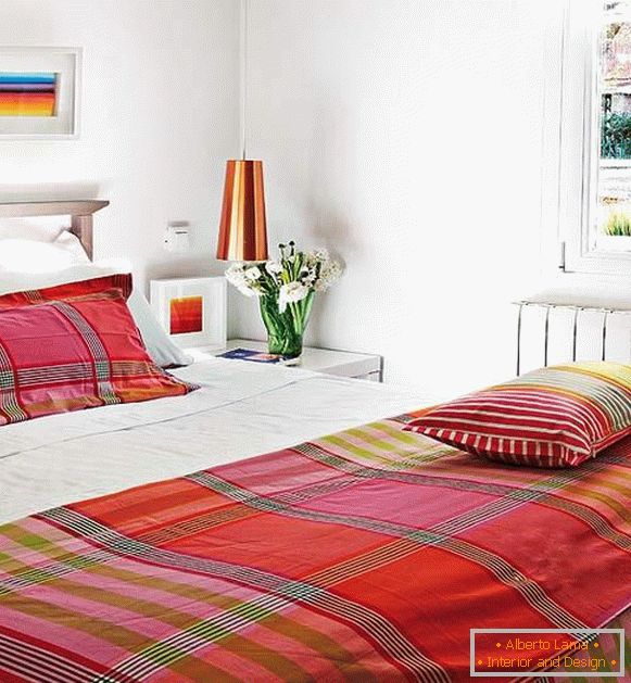 Jasna sypialnia małego apartamentu w Hiszpanii