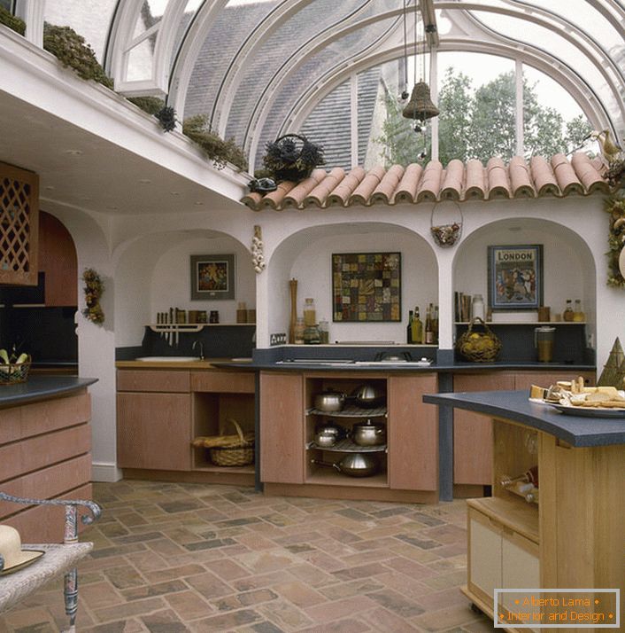 Kuchnia w stylu śródziemnomorskim pod szklanym dachem w domu na południu Włoch.