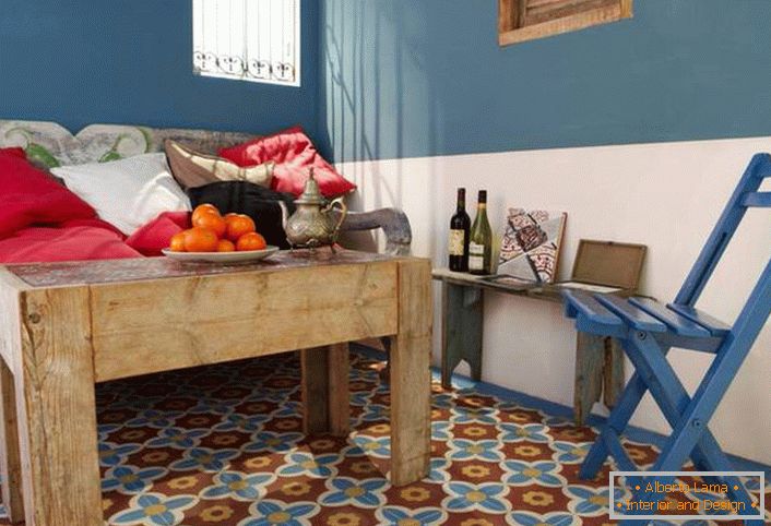 Kreatywnym rozwiązaniem dla hali w stylu śródziemnomorskim jest stolik kawowy wykonany z surowego, nieobrobionego drewna. 