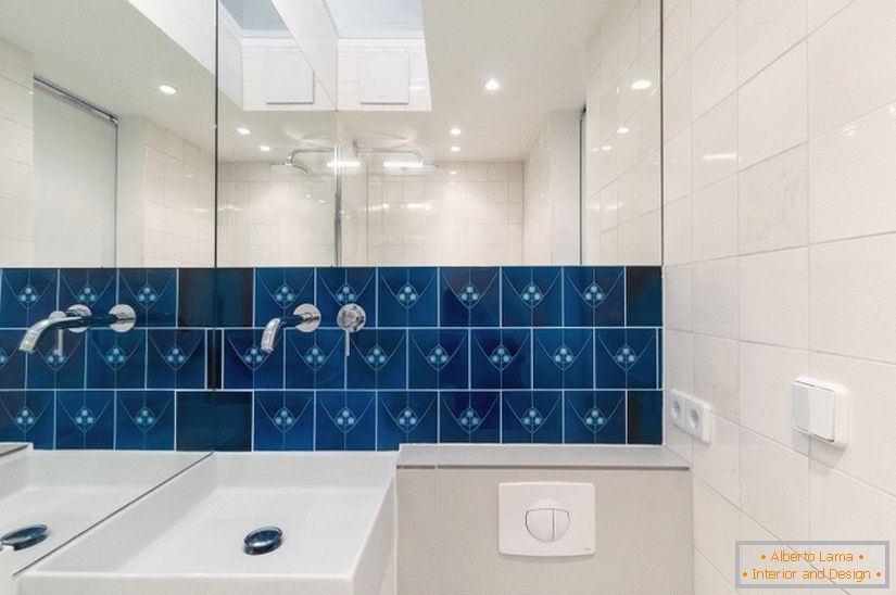 Niebieskie płytki w białej łazience