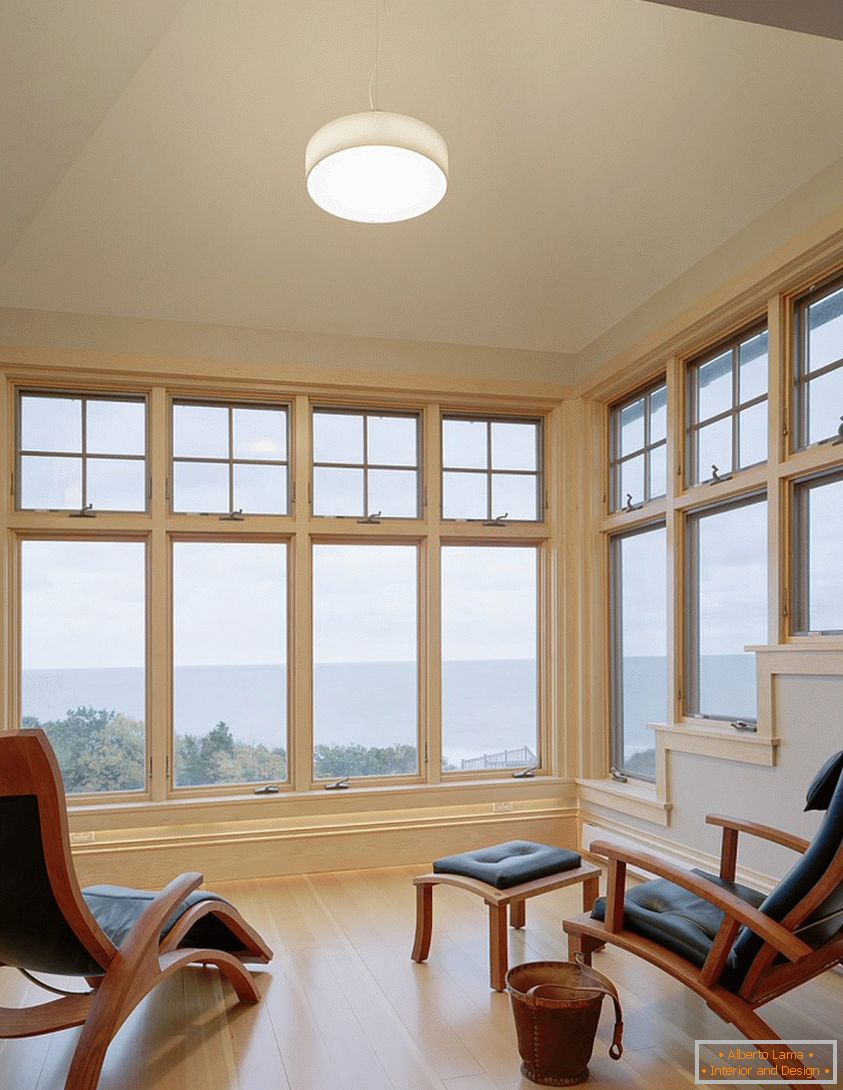 Idealny salon z dużymi oknami i drewnianymi podłogami