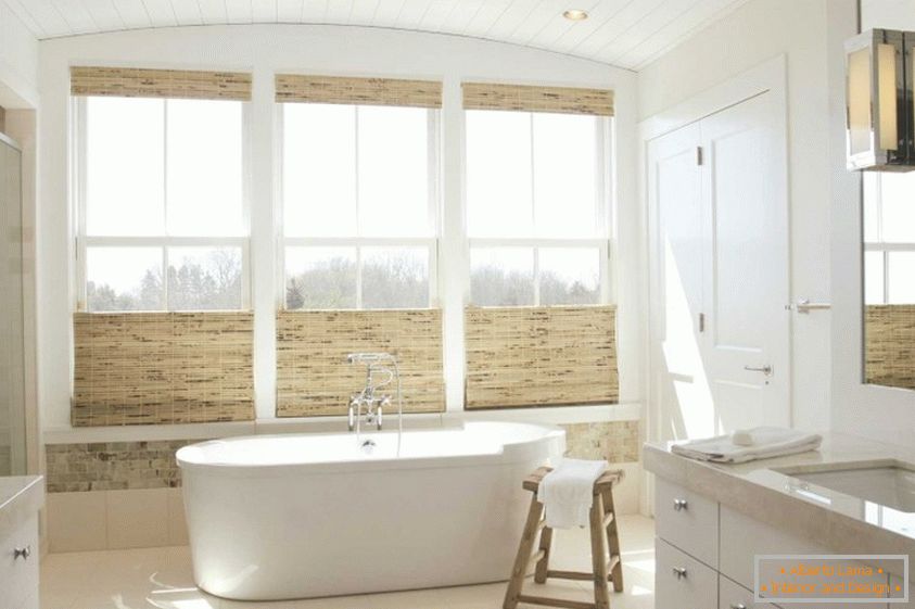 Drogie łazienki z naturalnych materiałów i dużych okien