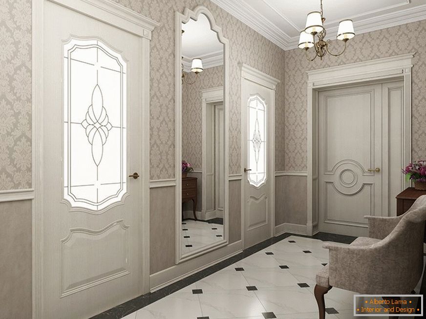 Jasne ściany w korytarzu w klasycznym stylu