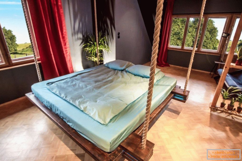 Sypialnia z łóżkiem na linach