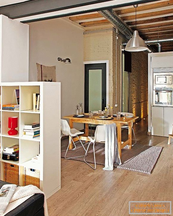 Wnętrze jadalni małego mieszkania w Barcelonie