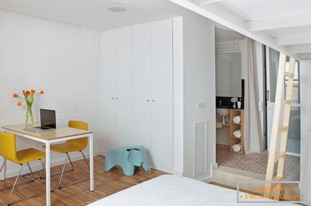Projekt małego apartamentu: kącik do pracy w sypialni
