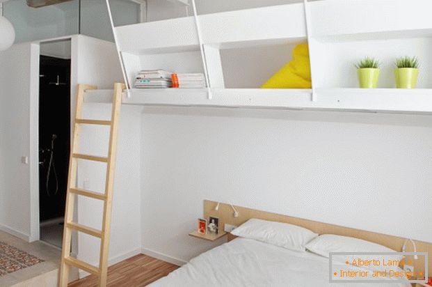 Projekt mini apartament: sypialnia w kolorze białym