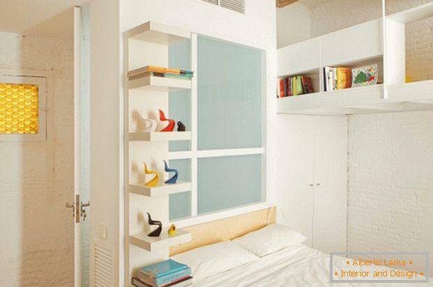 Projekt mini apartament: biała cegła w sypialni dekoracji