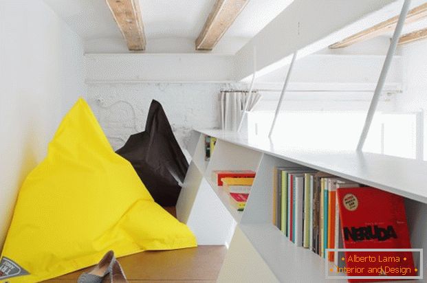 Projekt mini apartament: jasne poduszki we wnętrzu