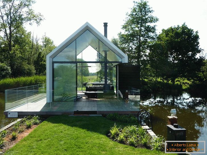 Mały szklany dom blisko jeziora w Holandia