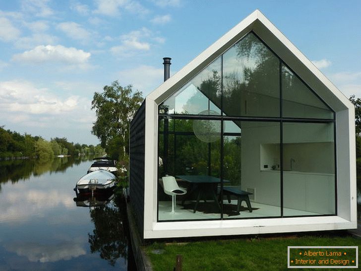 Mały szklany dom blisko jeziora w Holandia