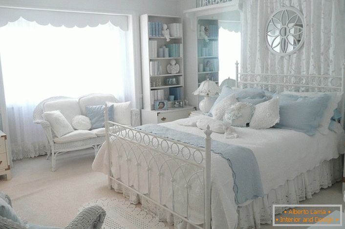 Jasny pokój do spania w stylu rustykalnym. Doskonała opcja do dekoracji sypialni dla gości.