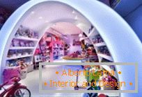 Радужный интерьер в магазине игрушек Historia Pilara, Барселона