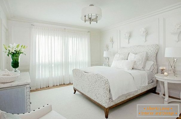 Wnętrze sypialni w kolorze białym