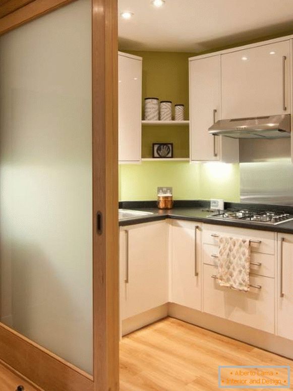 Piękny design kuchni z przesuwanymi drzwiami z drewna