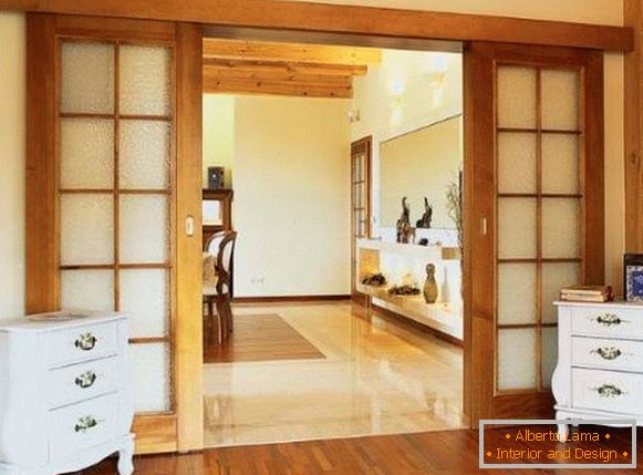 Klasyczne drzwi przesuwne pomiędzy kuchnią a salonem - zdjęcie drewna ze szkłem