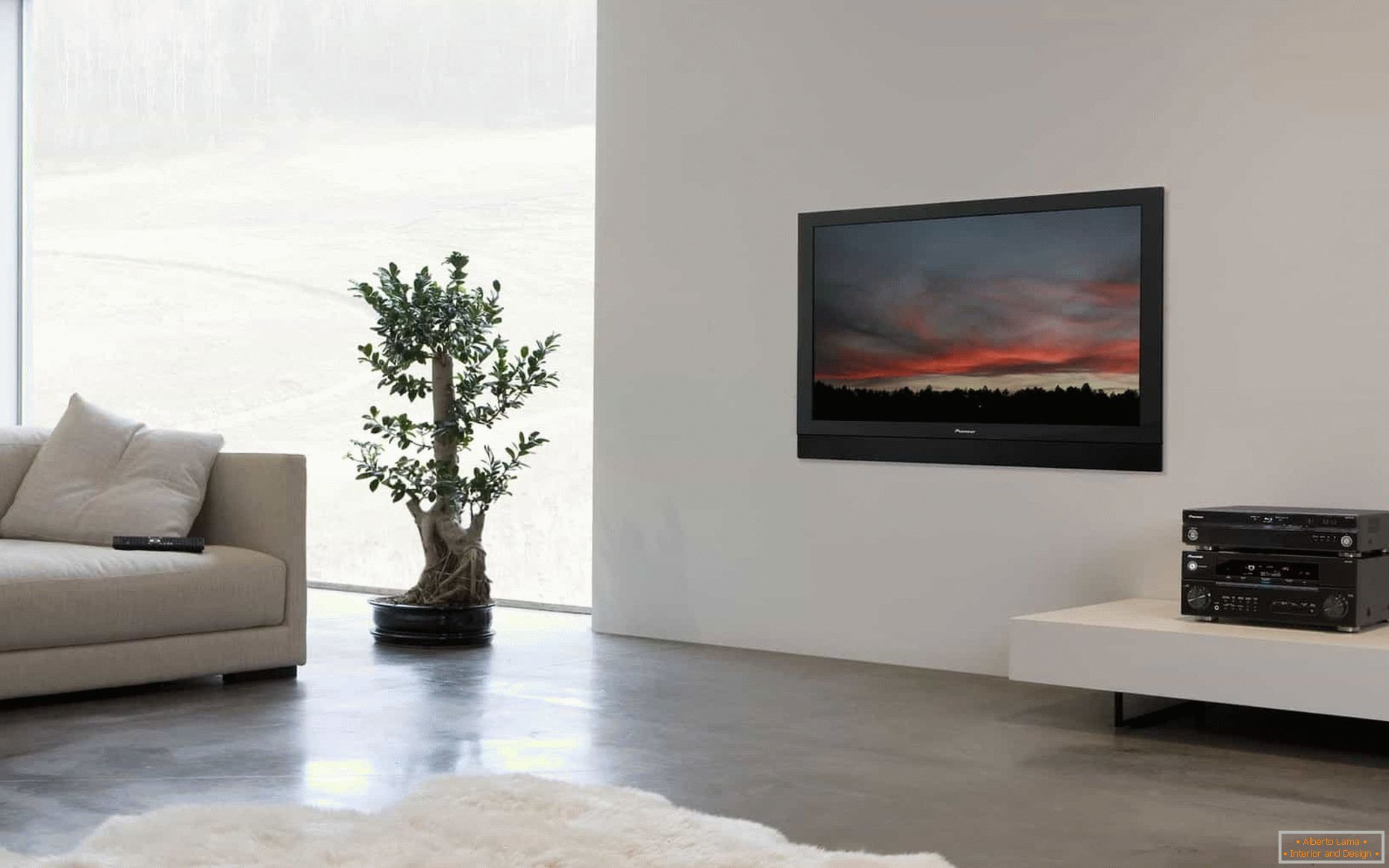 Telewizor na białej ścianie w salonie