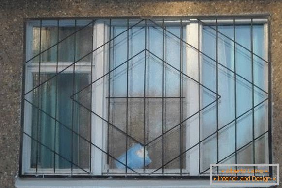 Spawane metalowe kratki na okna - zdjęcie z fasady