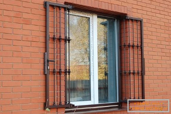 Metalowe kraty okienne na zawiasach z zamkiem