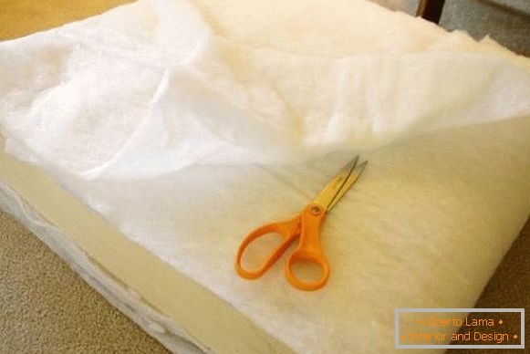 Renowacja starych mebli tapicerowanych - wypełnienie poduszek