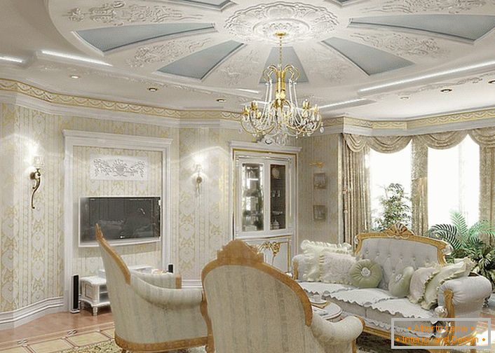 Stylowy salon w domu w zachodniej części Niemiec. Delikatne połączenie niebieskiego i białego jest idealne dla pokoju gościnnego.