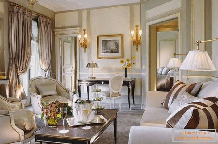 Mały pokój gościnny został zaprojektowany zgodnie z wymogami stylu francuskiego. Dobry przykład oświetlenia salonu. 
