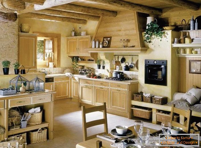 Kuchnia w stylu francuskim z litego drewna jest ozdobiona kwiatami, które są równomiernie rozmieszczone w całym pomieszczeniu. 