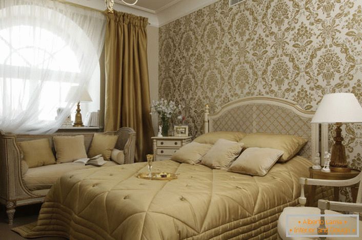 Mała rodzinna sypialnia w stylu francuskim z dużym sklepionym oknem wygląda stylowo i efektownie.