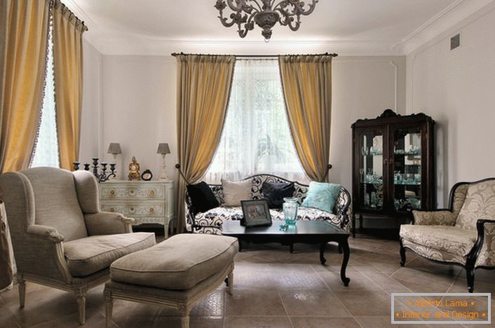 Francuski styl we wnętrzu pokoju gościnnego wygląda na zrelaksowany i elegancki. Eleganckie wnętrze zapewnia gładką linię mebli i odpowiednio dobrane oświetlenie.