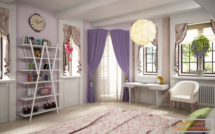 Sypialnia w stylu francuskim jest jasna i przestronna. Otwory okienne zdobione są lakonicznymi lambrekinami. 
