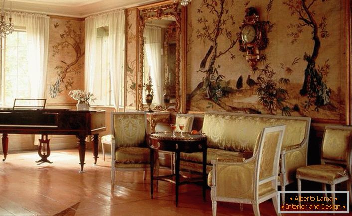 Luksusowy salon w stylu empirowym wyróżnia się wytwornym wystrojem.Właściciel domu, najprawdopodobniej, lubi grać na pianinie, co również dobrze pasuje do ogólnego obrazu wnętrza. 