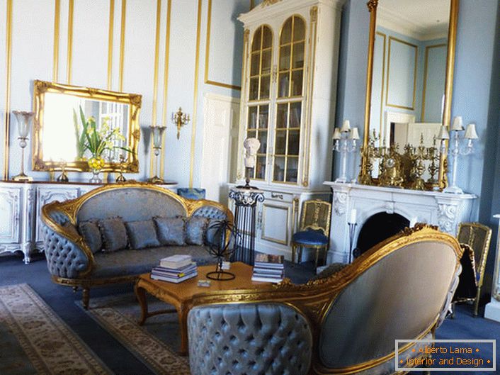 Salon w stylu empire wykonany jest w delikatnych niebieskich kolorach, które harmonijnie komponują się ze złotymi elementami wystroju. Ramki lusterek i rzeźbione elementy mebli wykonane są w jednolitym stylu.