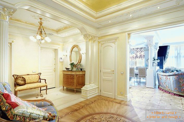Królewskie apartamenty w stylu empirowym w zwykłym mieszkaniu w Moskwie.