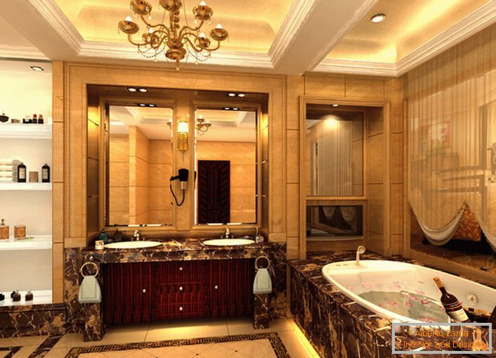 Ogromna łazienka w stylu empirowym jest kunsztownie ozdobiona drobnymi dekoracyjnymi detalami. Zgodnie z wymogami stylu, wieszaki na ręczniki, lampy ścienne, kurtyna z jasnej tkaniny na oknie są wybrane.