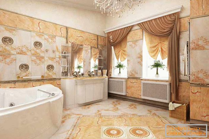 Kolor kości słoniowej harmonijnie łączy się z odcieniami jasnej pomarańczy w łazience, udekorowanej w stylu empire.