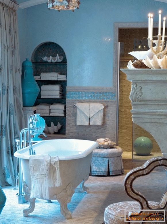 niebieska łazienka z kąpielą na nogach