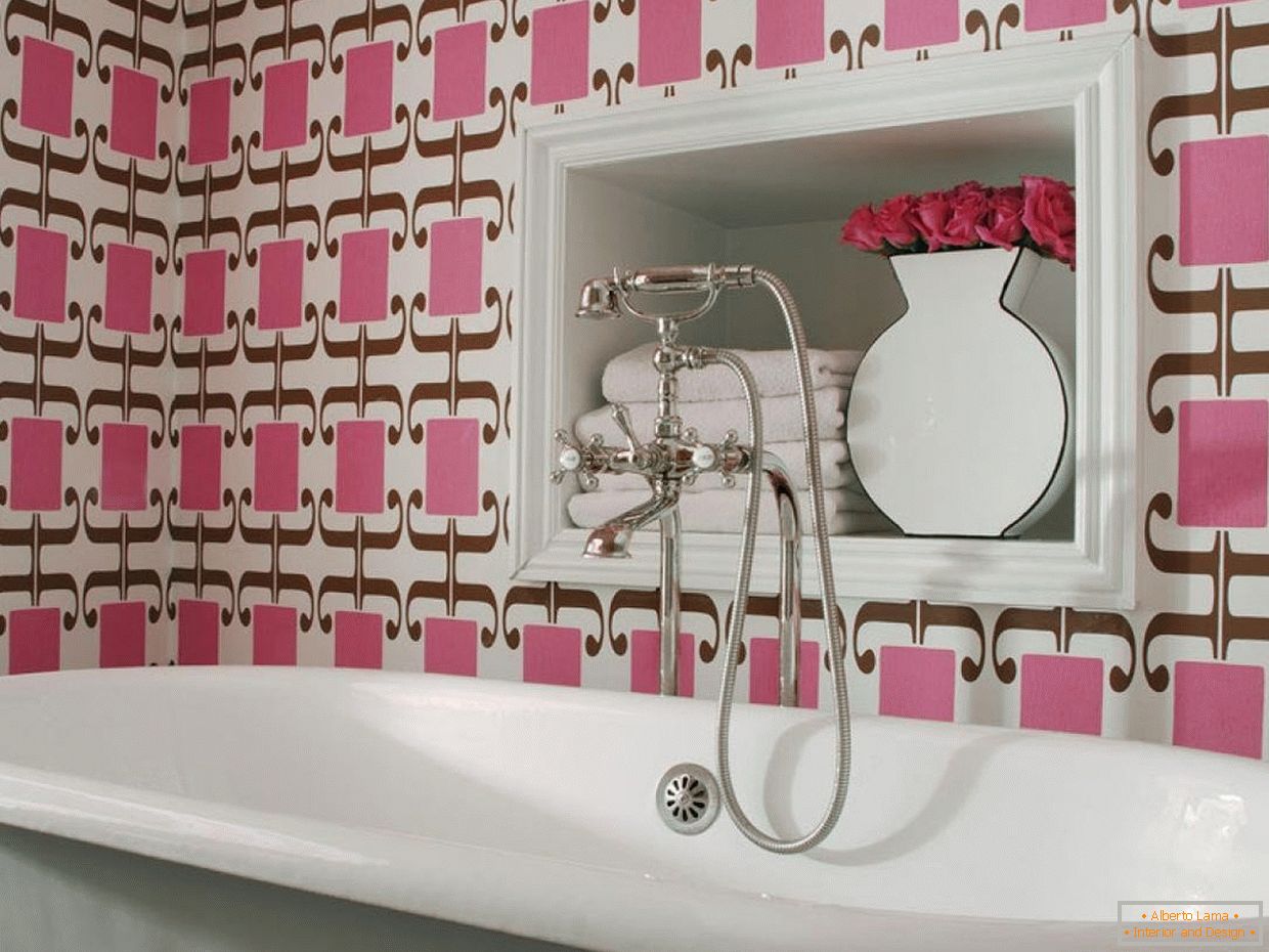 Łazienka z dekoracją ścienną w różowych kolorach