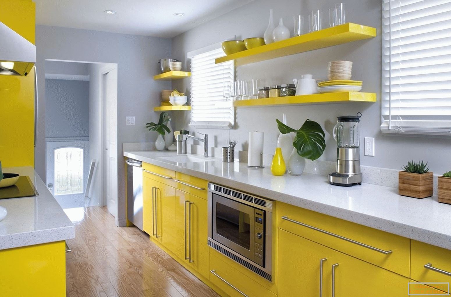 Połączenie żółtych mebli i szarych ścian w kuchni