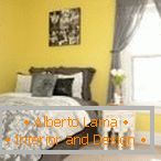 Żółte ściany i szare zasłony w sypialni