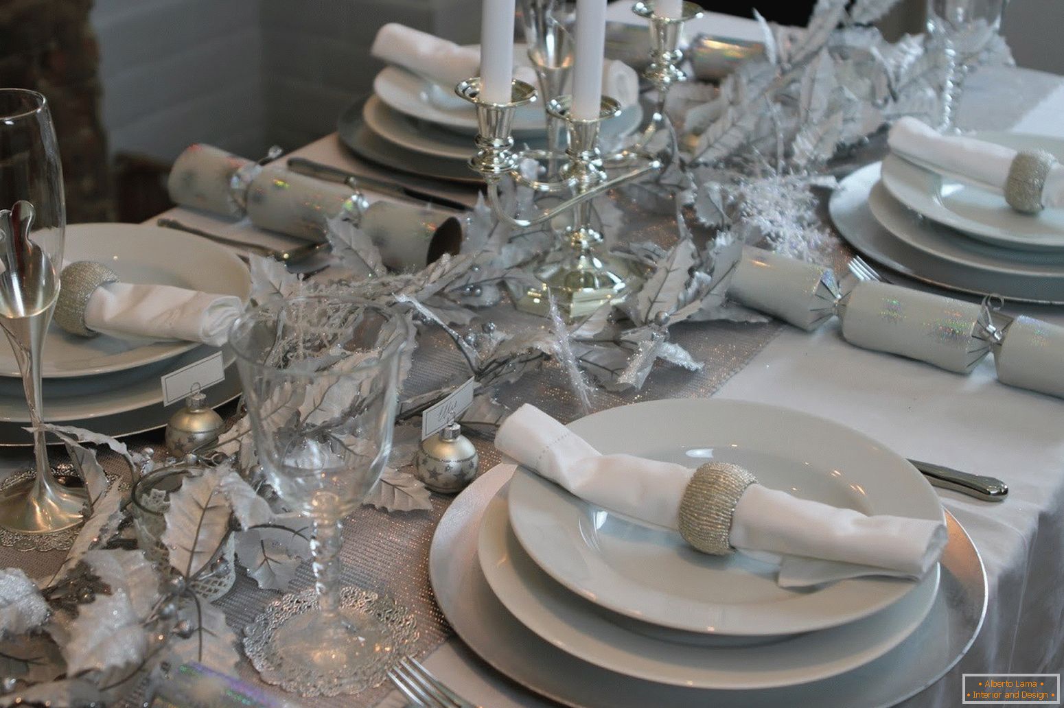 Biało-srebrne nakrycie stołu