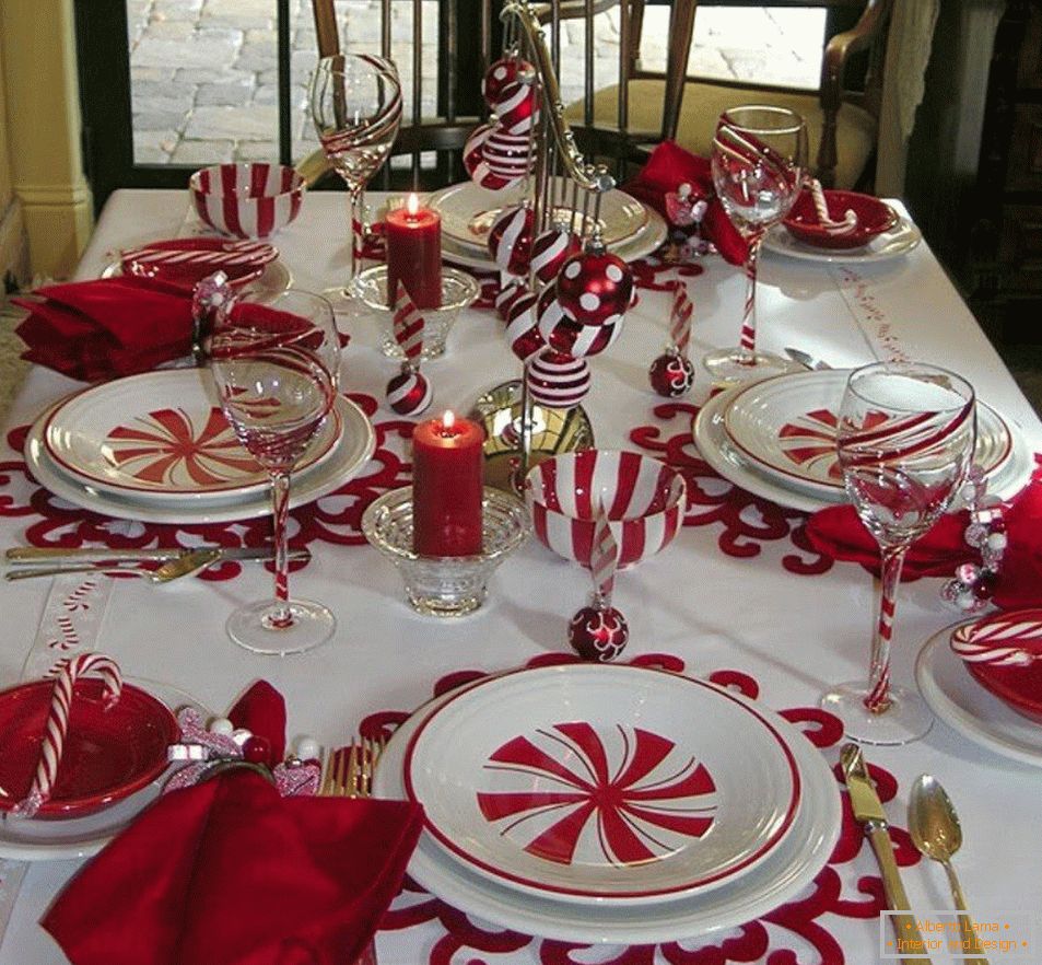 Białe i czerwone ustawienie stołu