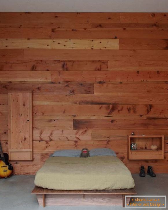 Sypialnia w stylu minimalistycznym, ozdobiona drzewem