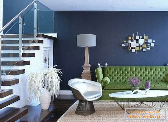 Zielona sofa i niebieskie ściany w salonie