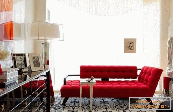 Mały elegancki salon z czerwoną sofą