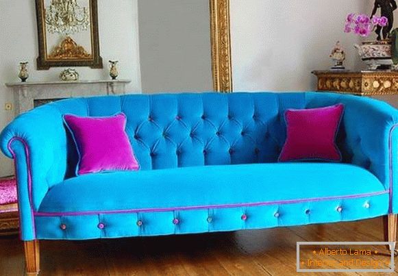 Jasny niebieski z różową kanapą w salonie