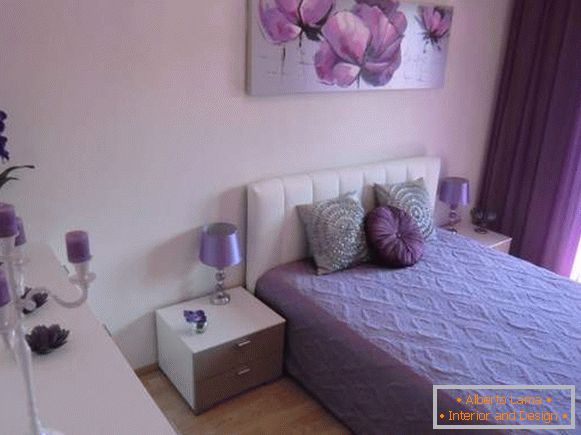 Fioletowe zasłony w sypialni - fotografia z pięknym wystrojem