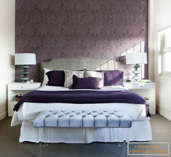 Projekt sypialni w fioletowych odcieniach z niebieskimi detalami